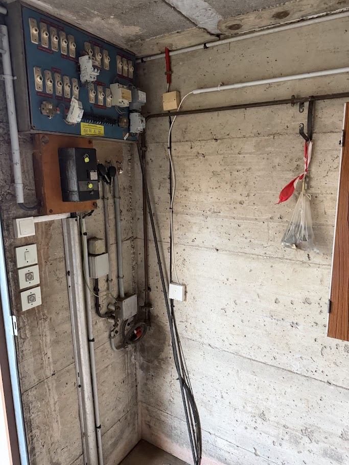 Ancien tableau électrique avant remplacement